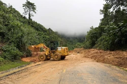 Đường Hồ Chí Minh qua Quảng Ngãi tiếp tục sạt lở, giao thông ách tắc