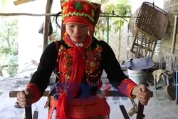 Kỹ nghệ kéo sợi của phụ nữ Dao