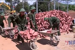 Đẩy nhanh tiến độ làm nhà cho người dân vùng lũ