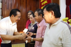 Chăm lo Tết cho người có công, hộ nghèo vùng biên giới