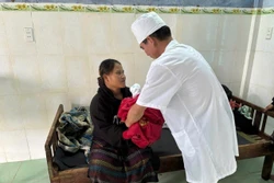 Bộ đội Biên phòng hỗ trợ sản phụ sinh con an toàn trong mưa lũ