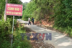 Người dân biên giới Nghệ An khốn khổ vì đường xuống cấp