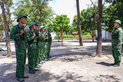 Mùa Xuân theo chân người lính gác biên