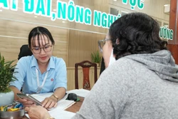 Từ nụ cười công sở đến chính quyền điện tử thân thiện với người dân