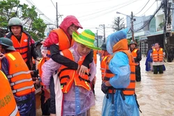 Khẩn trương di dời, tiếp tế lương thực cho người dân Gia Lai vùng ngập lụt