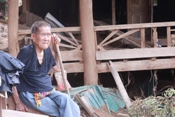 Khó khăn chồng chất vùng cô lập sau lũ lịch sử ở miền tây Nghệ An