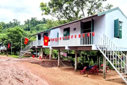 Bàn giao 100 nhà mới cho hộ dân tộc thiểu số nghèo nơi biên giới