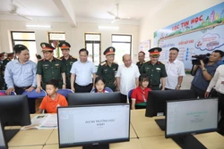 Giúp học sinh vùng dân tộc thiểu số ở Hòa Bình tiếp cận với tin học