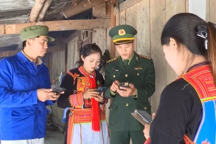 Những 'thầy giáo quân hàm xanh' xóa mù công nghệ nơi biên giới Lai Châu