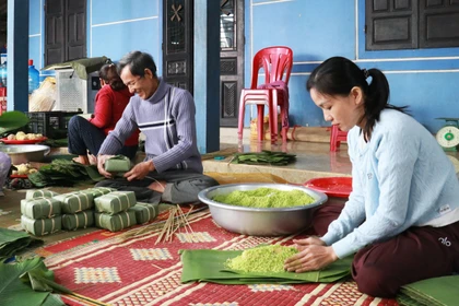 Làng bánh tét mặt trăng Đại An Khê (Quảng Trị) vào vụ Tết