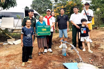 Bàn giao 5 công trình dân sinh, sẻ chia khó khăn với người dân biên giới