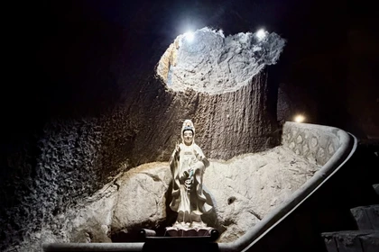 Chùa Hang - dấu ấn cổ tự 200 năm trên vách núi Sam