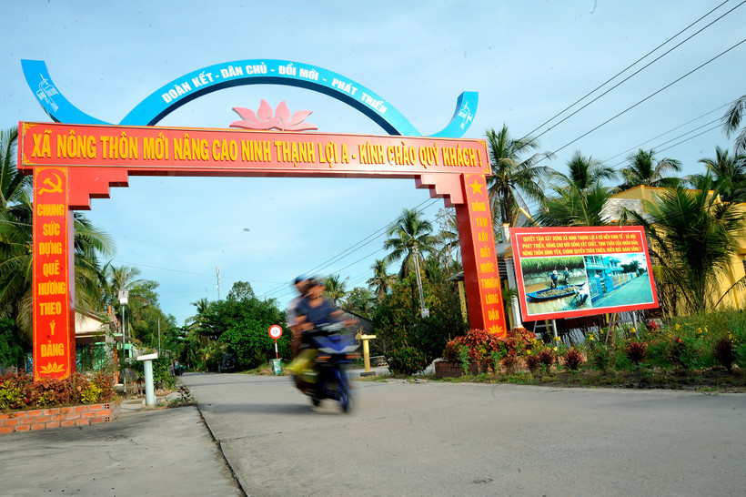 Đường giao thông liên xã được bê tông hoá rộng rãi, đáp ứng nhu cầu đi lại và thông thương hàng hoá của người dân đồng Chó Ngáp thuộc hai xã Ninh Thạnh Lợi và Ninh Thạnh Lợi A, huyện Hồng Dân (Bạc Liêu)