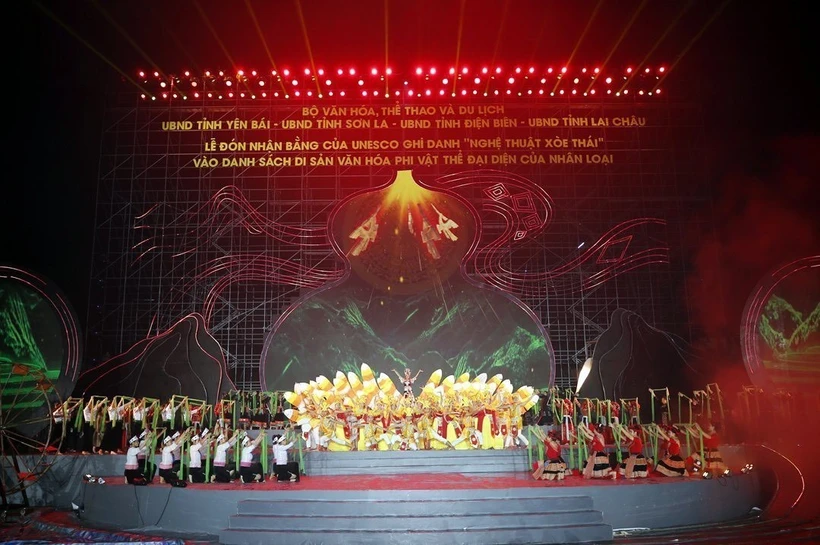 Chương trình nghệ thuật đặc biệt với chủ đề "Xòe Thái - Tinh hoa miền di sản". Ảnh: Tuấn Anh - TTXVN