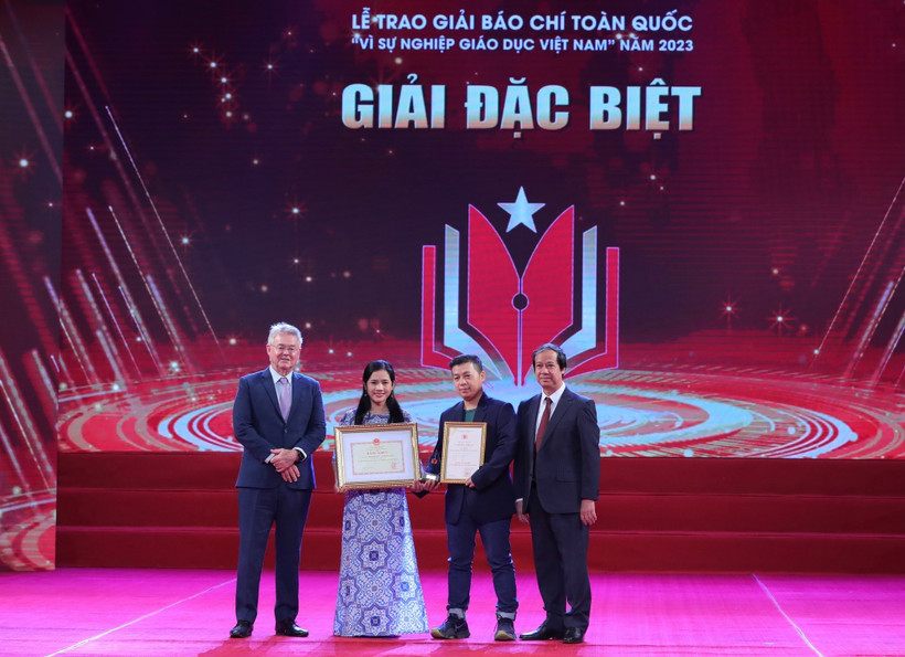 Tác giả Phạm Thị Mai, Võ Hoàng Long (Báo điện tử VietnamPlus) với tác phẩm “Thiếu giáo viên khắp cả nước - ngành giáo dục chật vật đổi mới” nhận giải Đặc biệt. Ảnh: Hoàng Hiếu - TTXVN