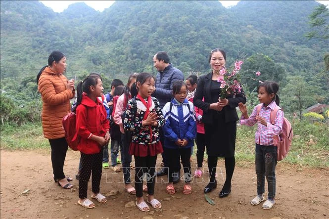 Thầy trò cùng hát vang bài ca vui đến trường giữa biên cương Tổ quốc. Ảnh: Chu Hiệu - TTXVN
