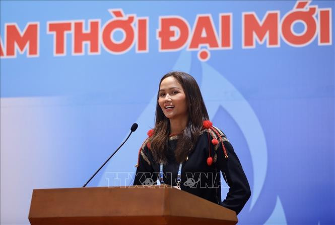 Hoa hậu H'Hen Niê phát biểu tại phiên thảo luận “Xây dựng phụ nữ Việt Nam thời đại mới”. Ảnh: Lâm Khánh - TTXVN