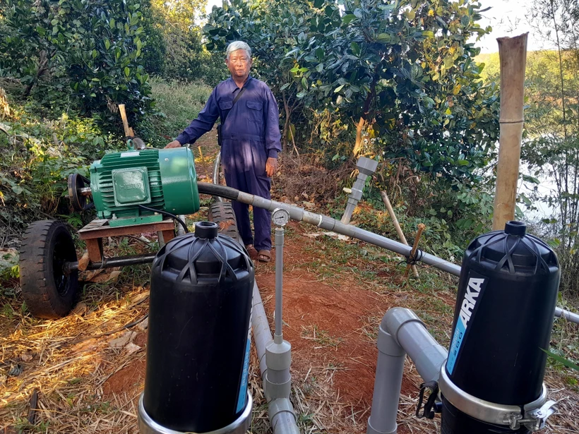 Ông Trương Văn Đảo, Giám đốc Hợp tác xã cây ăn trái Bàu Nghé (xã Phước Tín, thị xã Phước Long) mua sắm thiết bị công nghệ tiên tiến để chăm sóc vườn sầu riêng đã được cấp mã số vùng trồng. Ảnh: K GỬIH -TTXVN