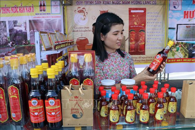 Các sản phẩm nước mắm do làng nghề Nam Ô sản xuất. Ảnh: Trần Lê Lâm - TTXVN