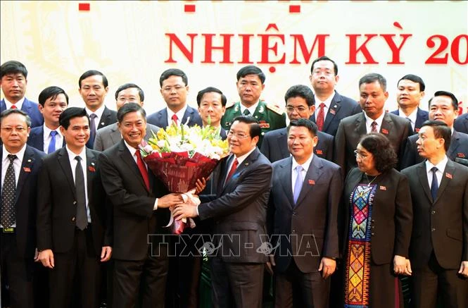Đồng chí Phan Đình Trạc, Bí thư Trung ương Đảng, Trưởng ban Nội chính Trung ương tặng hoa chúc mừng Đồng chí Nguyễn Hữu Đông được bầu giữ chức Bí thư Tỉnh ủy Sơn La khóa XV, nhiệm kỳ 2020-2025. Ảnh: Quang Quyết-TTXVN