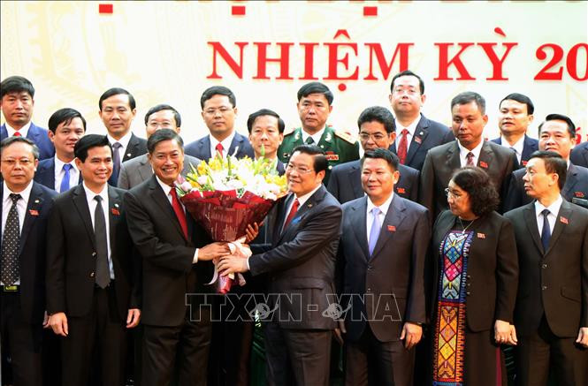 Đồng chí Phan Đình Trạc, Bí thư Trung ương Đảng, Trưởng ban Nội chính Trung ương tặng hoa chúc mừng Đồng chí Nguyễn Hữu Đông được bầu giữ chức Bí thư Tỉnh ủy Sơn La khóa XV, nhiệm kỳ 2020-2025. Ảnh: Quang Quyết-TTXVN