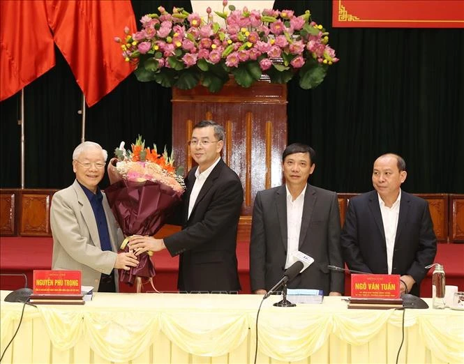Đồng chí Ngô Văn Tuấn, Ủy viên Trung ương Đảng, Bí thư Tỉnh ủy, Trưởng đoàn đại biểu Quốc hội tỉnh Hòa Bình thay mặt Đảng bộ, chính quyền và nhân dân tỉnh Hòa Bình tặng hoa chúc mừng Tổng Bí thư Nguyễn Phú Trọng. Ảnh: Trí Dũng– TTXVN