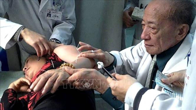 Giáo sư Nguyễn Tài Thu - Chủ tịch Hội Châm cứu Việt Nam, người được mệnh danh là “ông vua” châm cứu. Ảnh: TTXVN
