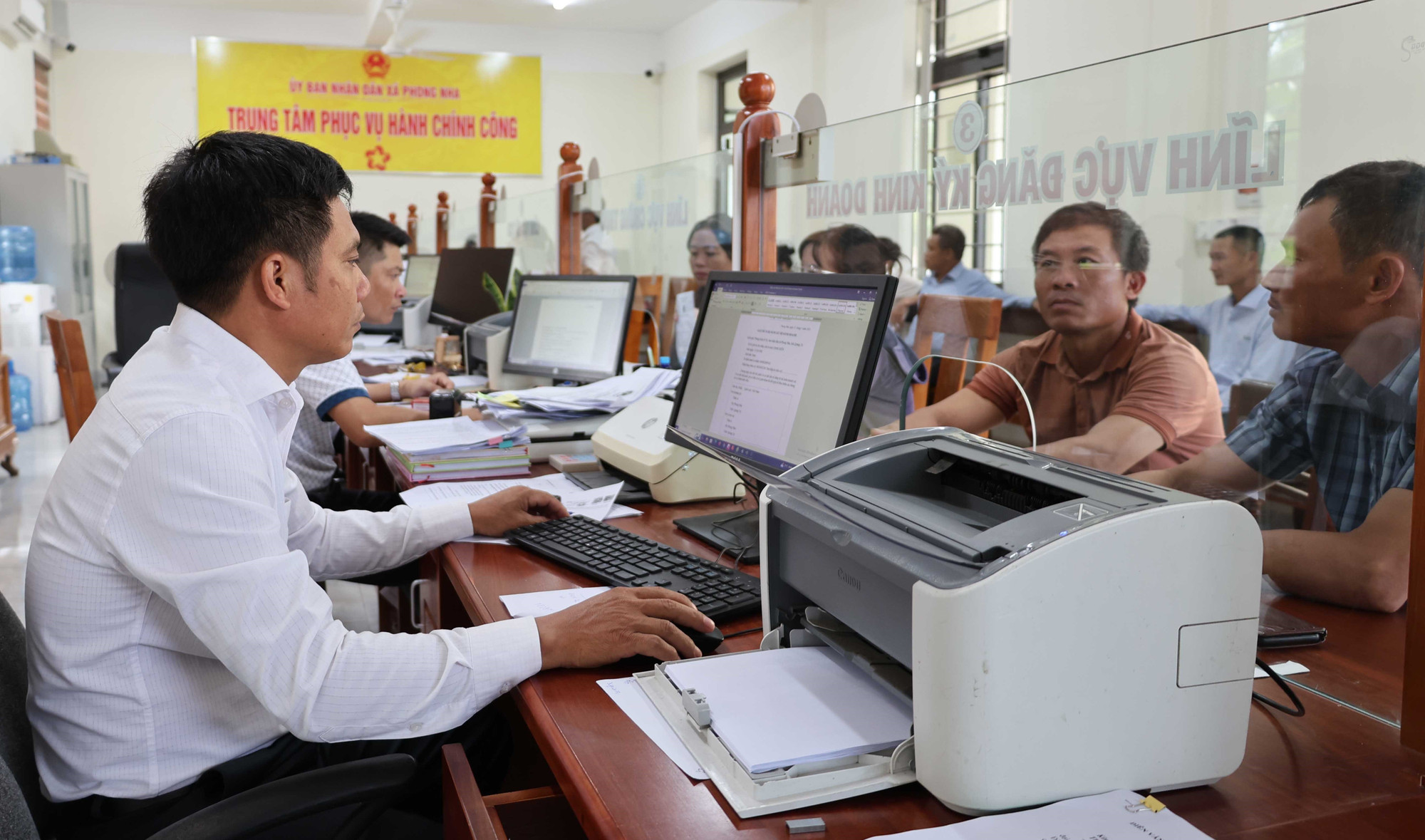 Người dân xã Phong Nha, một trong những xã lớn sau sáp nhập của tỉnh Quảng Trị, thực hiện giải quyết thủ tục hành chính tại Trung tâm phục vụ hành chính công xã Phong Nha. quang-tri-2907.jpg