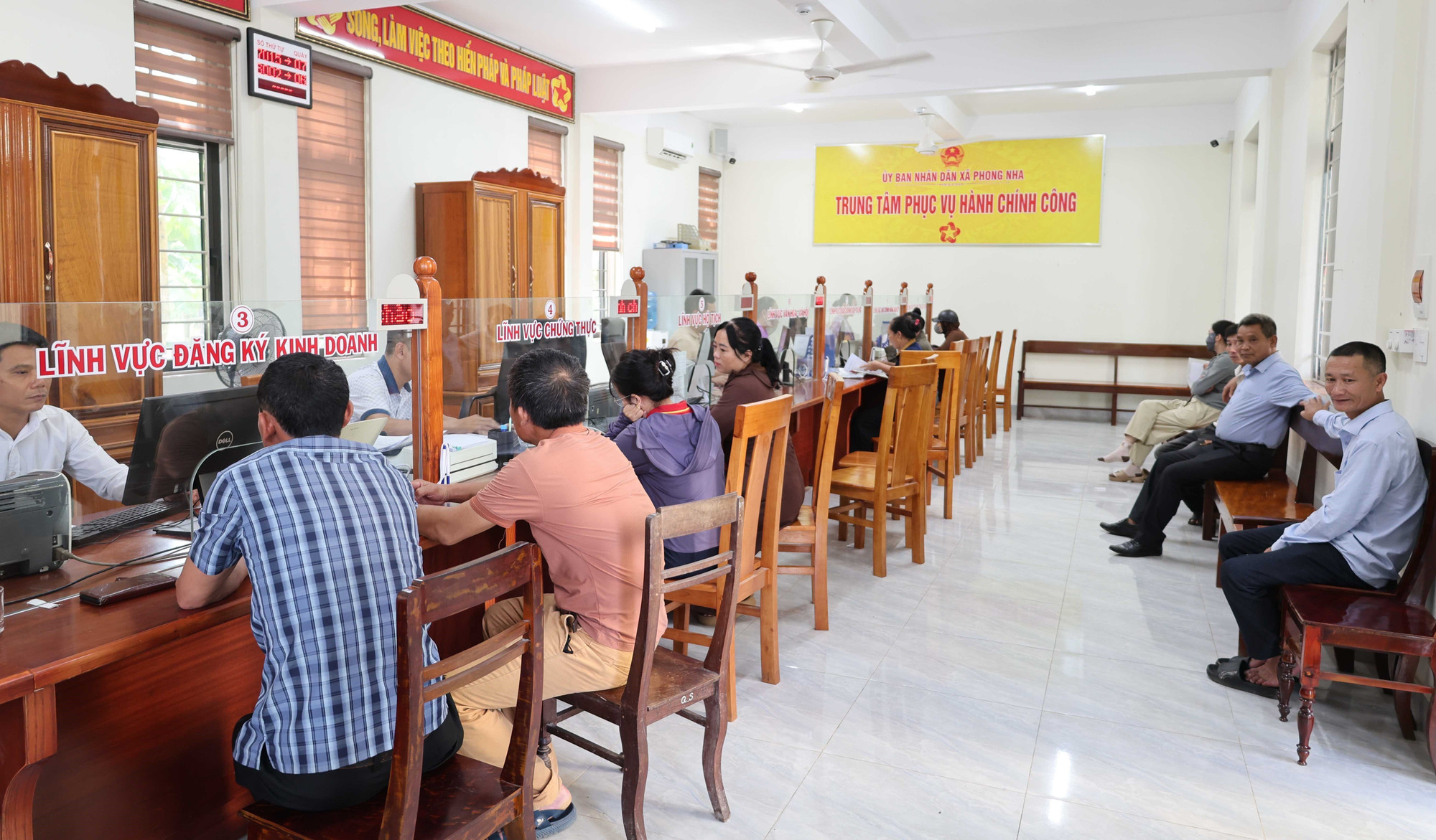 Người dân xã Phong Nha, một trong những xã lớn sau sáp nhập của tỉnh Quảng Trị, thực hiện giải quyết thủ tục hành chính tại Trung tâm phục vụ hành chính công xã Phong Nha. Người dân xã Phong Nha, một trong những xã lớn sau sáp nhập của tỉnh Quảng Trị, thực hiện giải quyết thủ tục hành chính tại Trung tâm phục vụ hành chính công xã Phong Nha.