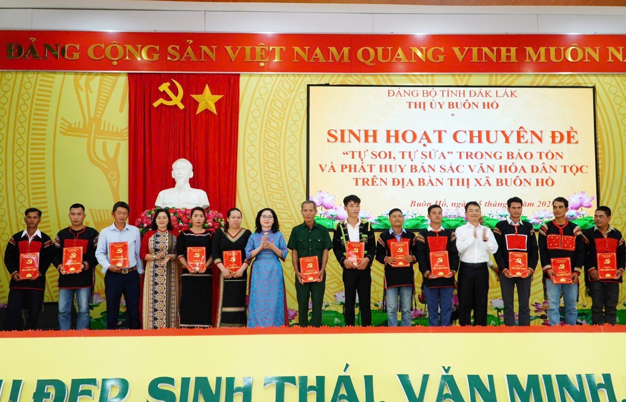 Năm 2024, Đảng bộ thị xã Buôn Hồ đã xây dựng được 102 “Sổ tiết kiệm Búa liềm vàng”, trao tặng 99 đảng viên khó khăn là người đồng bào dân tộc thiểu số tại buôn kết nghĩa. Ảnh: TTXVN phát dak-lak1-1605.jpg