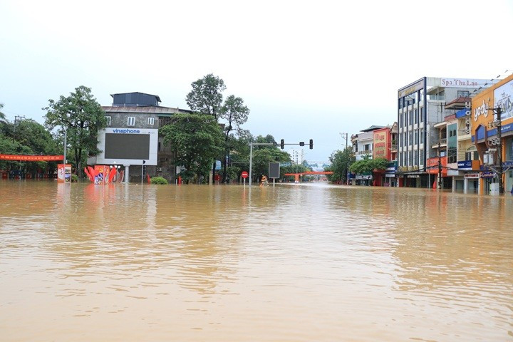 Khu vực vòng xuyến km2, phường Yên Bái, tỉnh Lào Cai ngập sâu trong nước. Khu vực vòng xuyến km2, phường Yên Bái, tỉnh Lào Cai ngập sâu trong nước.