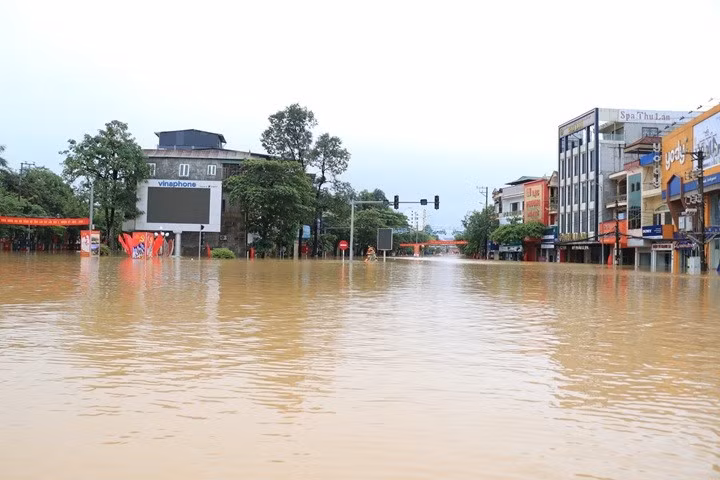 Khu vực vòng xuyến km2, phường Yên Bái, tỉnh Lào Cai ngập sâu trong nước.