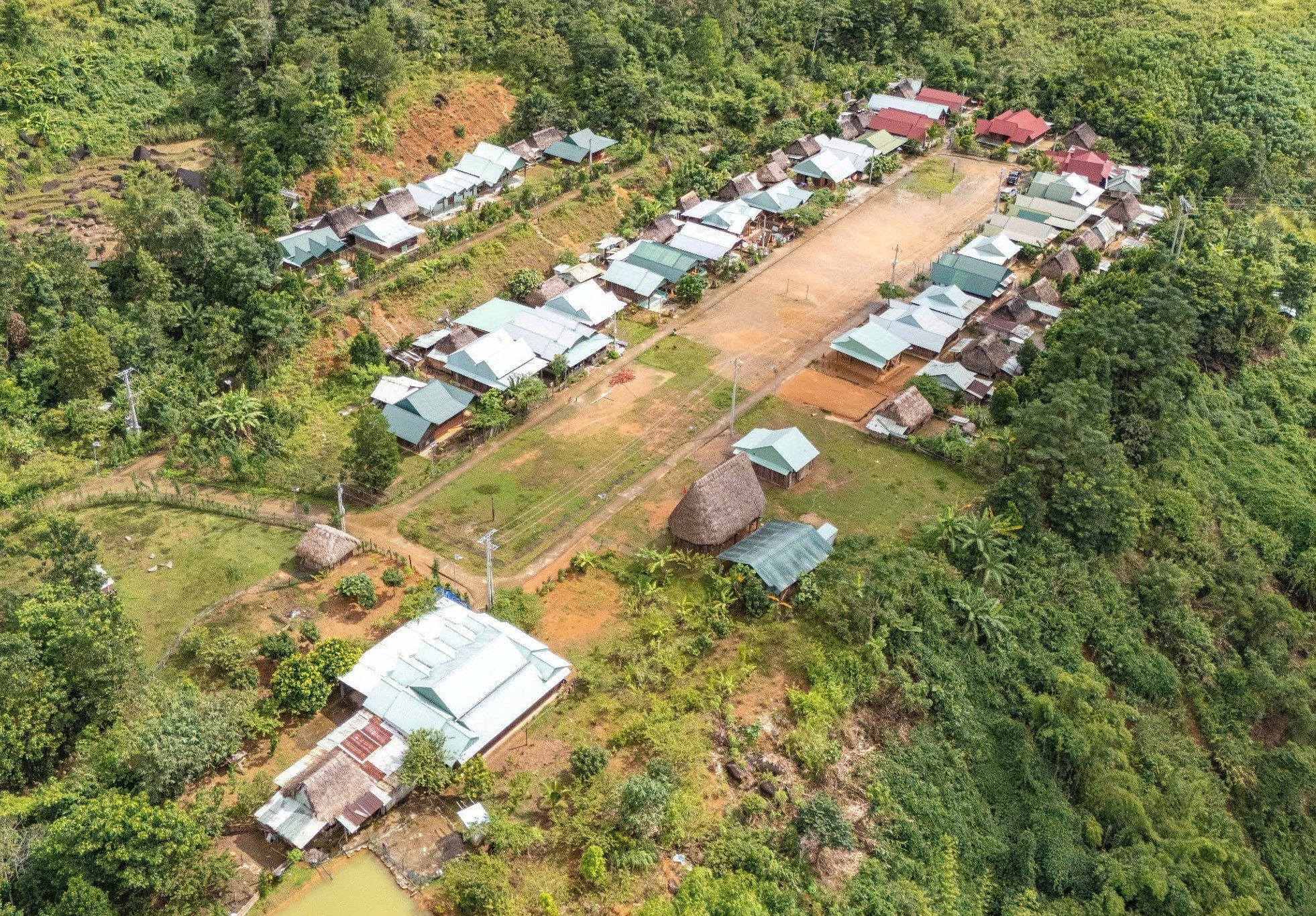Thôn Z’Lao (xã Tây Giang, thành phố Đà Nẵng) thường xuyên bị chia cắt vào mùa mưa vì tuyến đường duy nhất vào thôn bị sạt lở. tay-giang2-2110.jpg