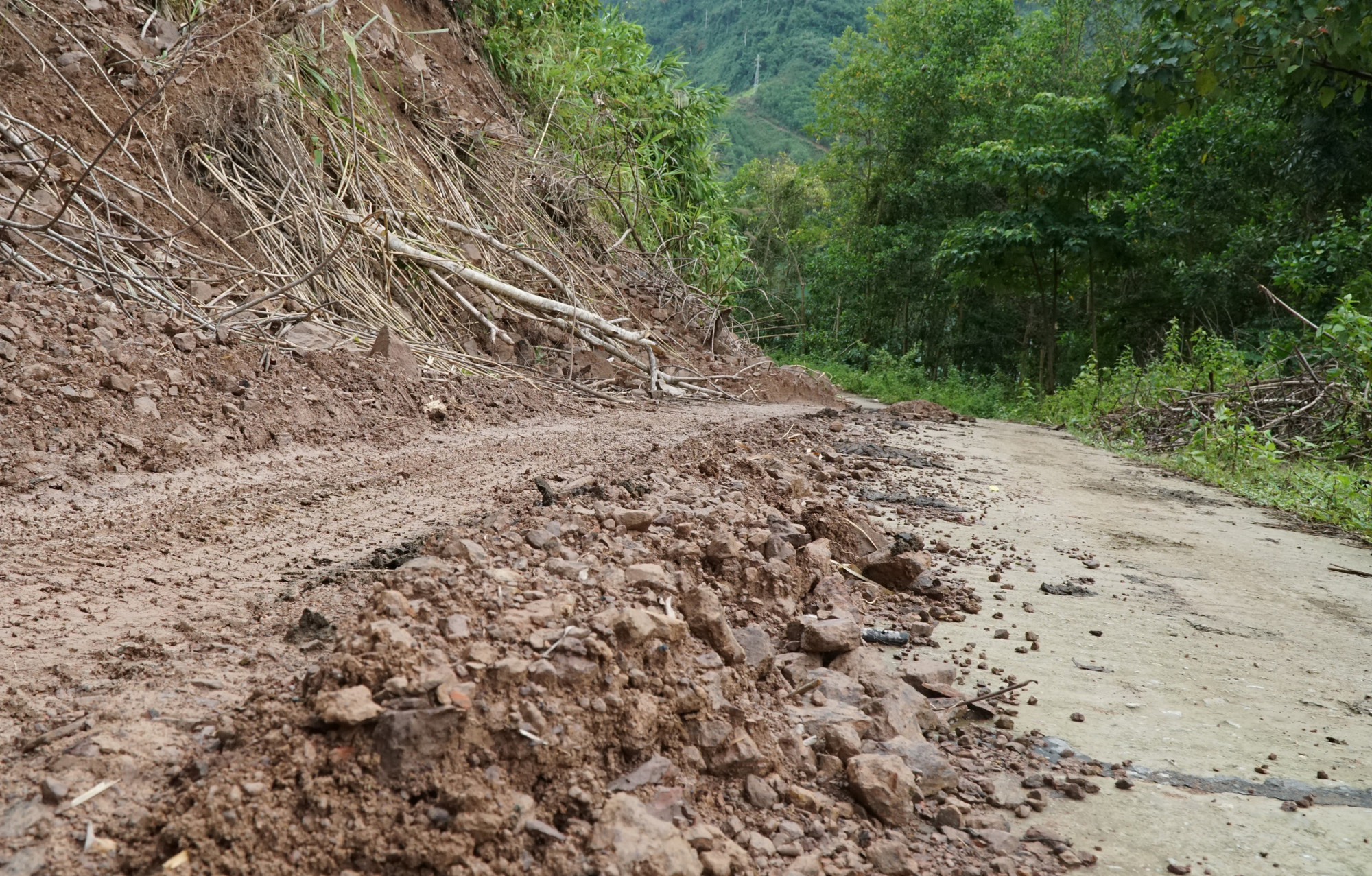 Xã Tây Giang hiện còn hàng chục “điểm đen” về giao thông, thường xuyên sạt lở trong mùa mưa. tay-giang3-2110.jpg