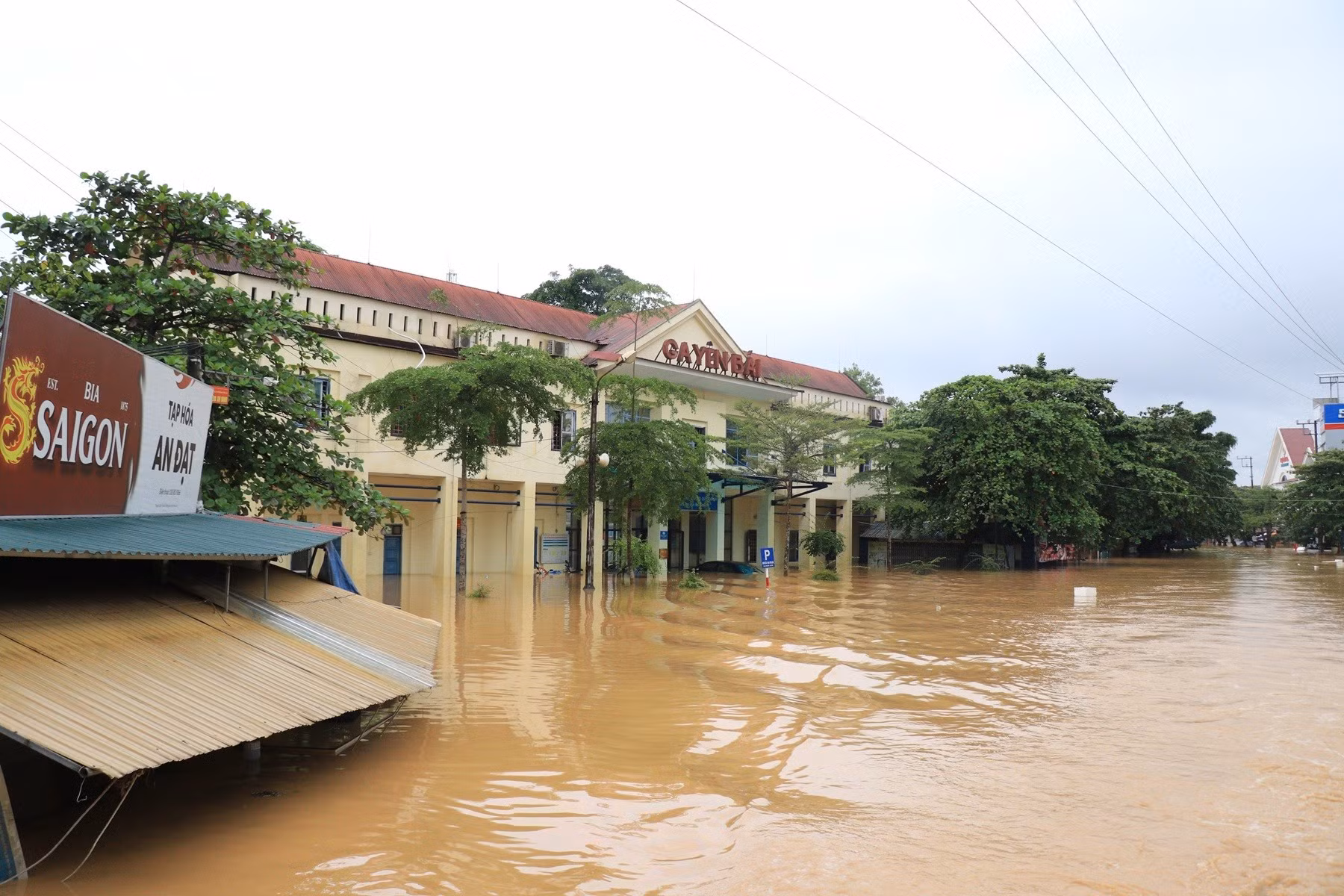 Khu vực Ga Yên Bái bị ngập sâu.