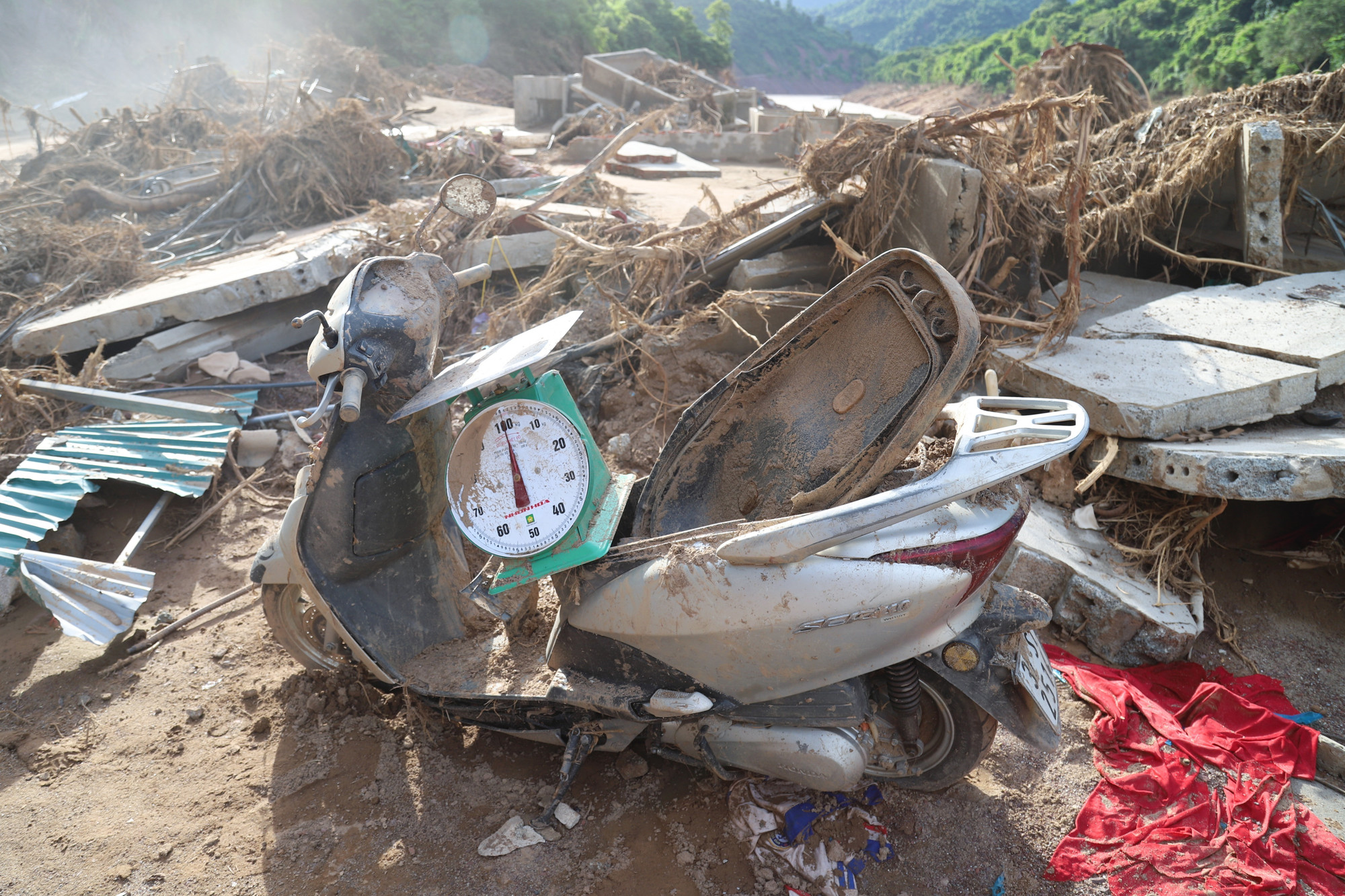 Dọc tuyến Quốc lộ 16 từ Mỹ Lý đi Nhôn Mai dễ dàng bắt gặp những xe máy và vật dụng sinh hoạt đã hư hỏng nặng nằm bên cạnh những đống hoang tàn, đồ nát do nhà cửa bị sập, gãy. my-ly3-3107.jpg