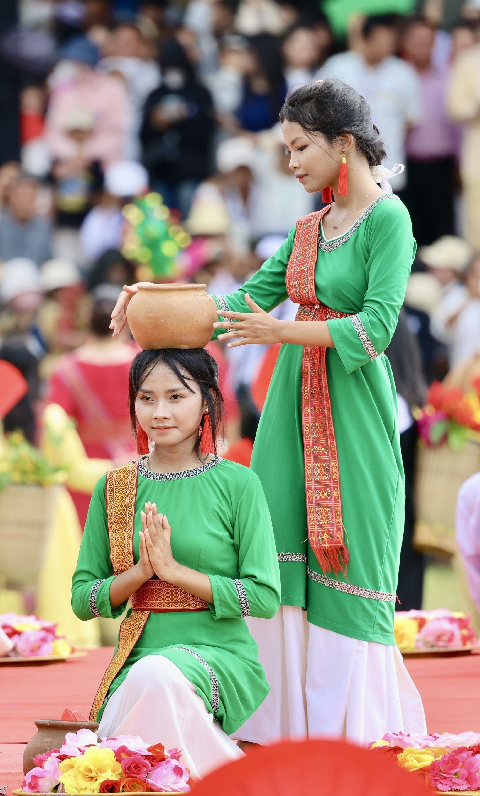 Thiếu nữ trong trang phục truyền thống biểu diễn múa tập thể hân hoan chào đón đoàn người Raglai trong lễ rước y trang. kate09.jpg