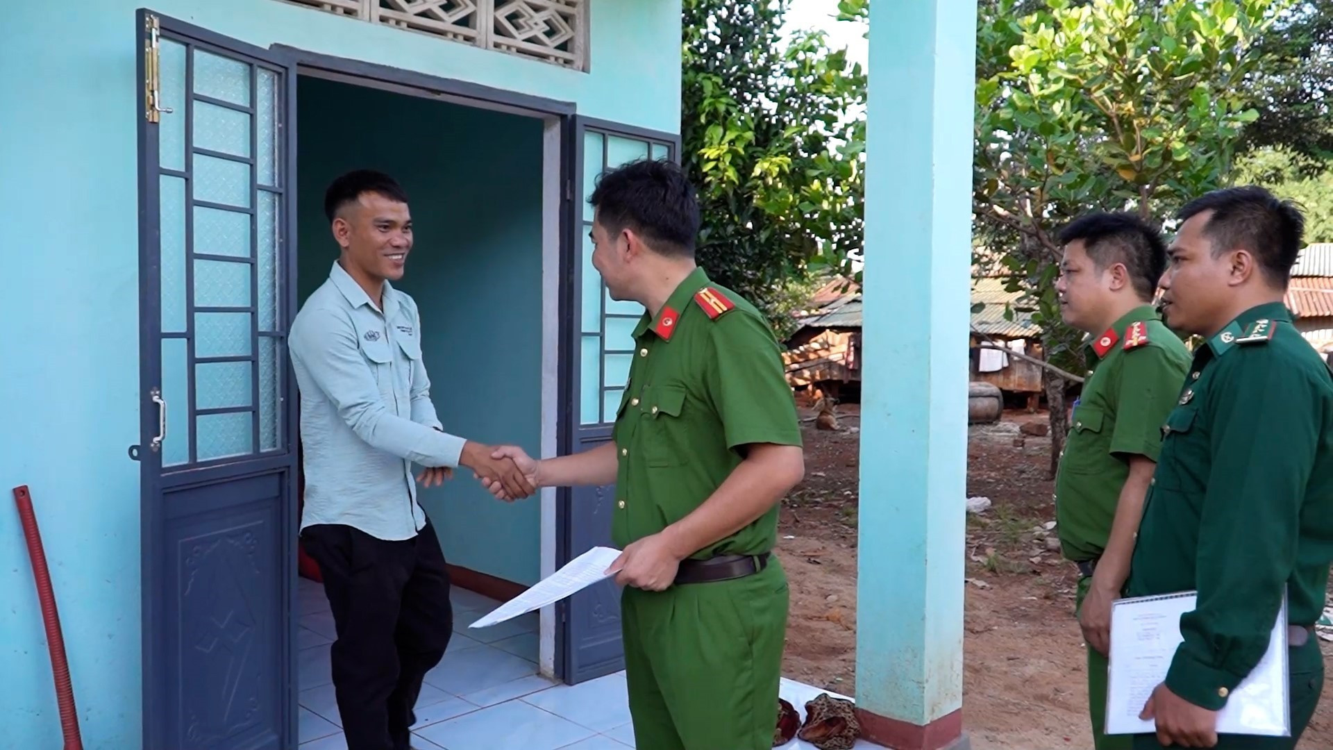 Anh Puih Thái, nạn nhân bị lừa bán sang Campuchia vui mừng được nhận căn nhà mới do chính quyền địa phương hỗ trợ xây dựng. Ảnh: Hồng Điệp/TTXVN Anh Puih Thái, nạn nhân bị lừa bán sang Campuchia vui mừng được nhận căn nhà mới do chính quyền địa phương hỗ trợ xây dựng. Ảnh: Hồng Điệp/TTXVN