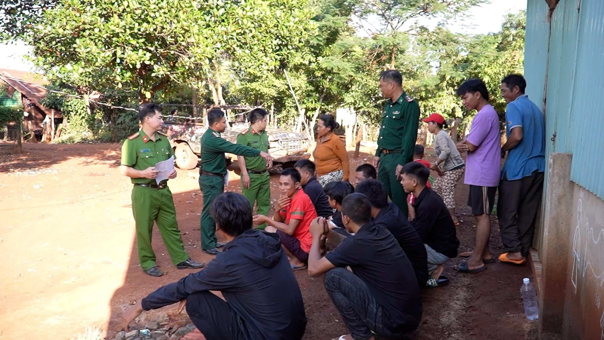 Tuyên truyền, cảnh báo thủ đoạn của tội phạm buôn người cho người dân vùng biên giới Gia Lai. Ảnh: Hồng Điệp/TTXVN Tuyên truyền, cảnh báo thủ đoạn của tội phạm buôn người cho người dân vùng biên giới Gia Lai. Ảnh: Hồng Điệp/TTXVN