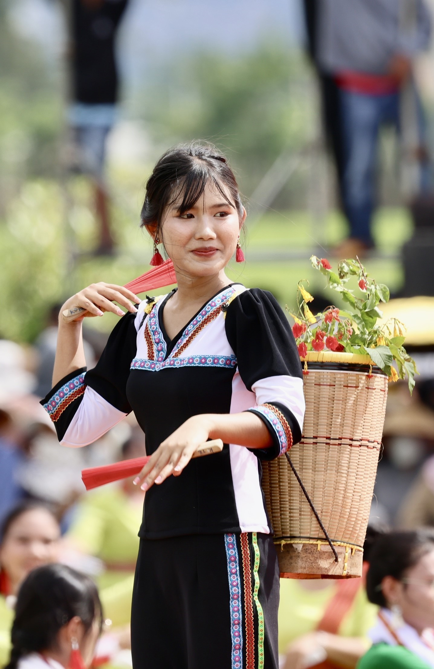 Thiếu nữ trong trang phục truyền thống biểu diễn điệu múa tập thể chào đón đoàn người Raglai trong lễ rước y trang. kate04.jpg