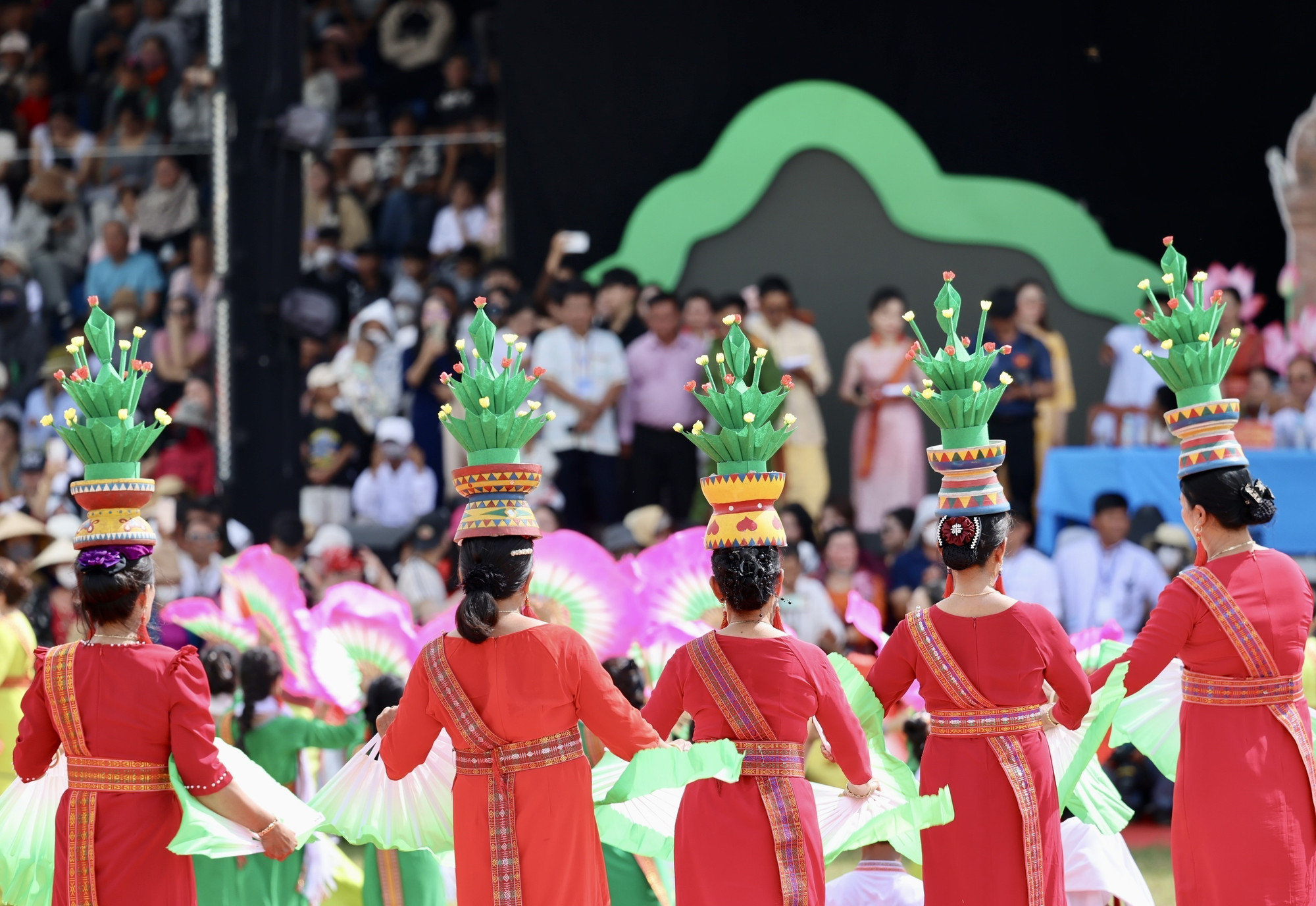 Hàng trăm thanh niên nam nữ trong trang phục truyền thống biểu diễn múa tập thể hân hoan chào đón đoàn người Raglai trong lễ rước y trang. kate07.jpg