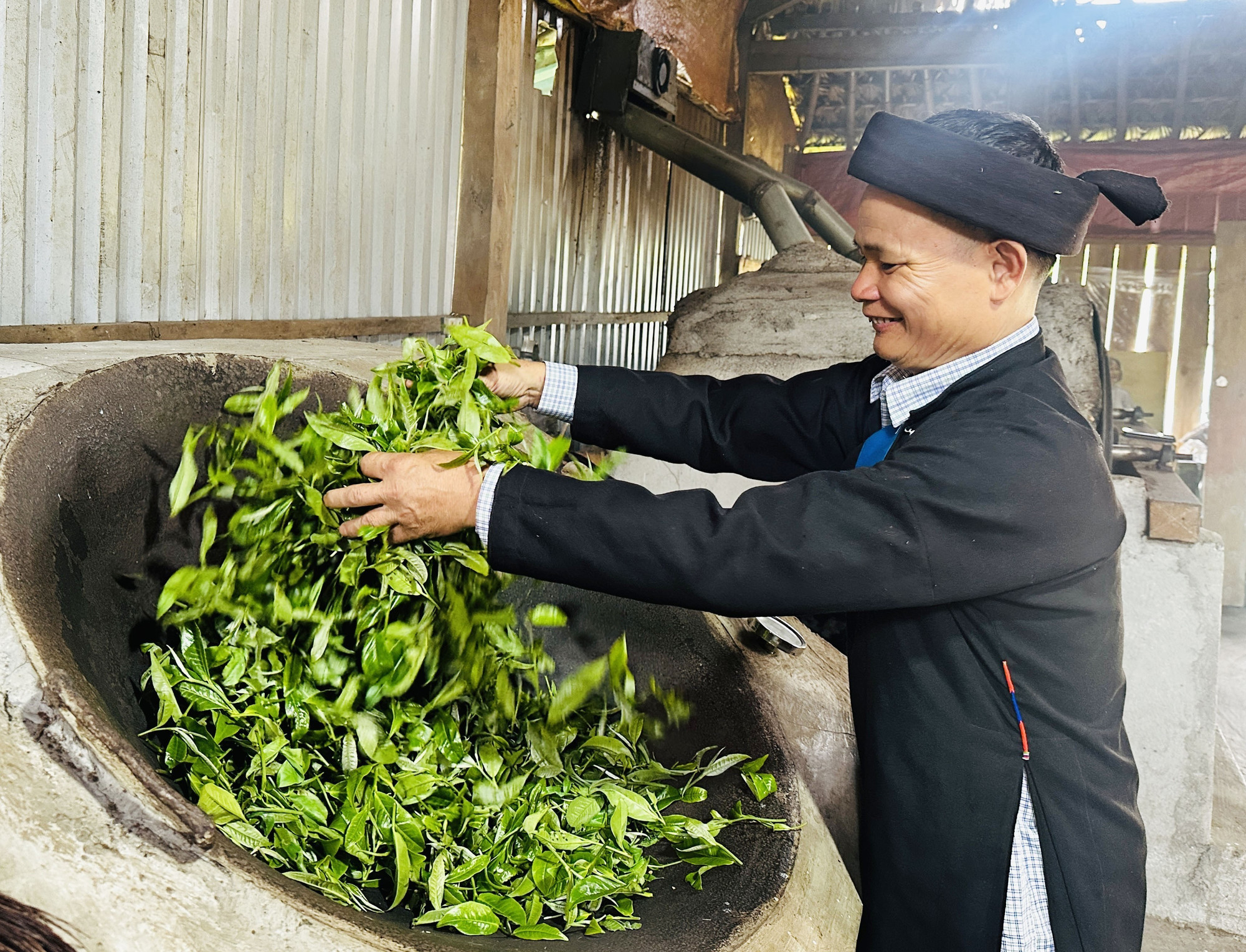 Ông Đặng Văn Háu, dân tộc Dao (thôn Xà Phìn, xã biên giới Thanh Thủy, tỉnh Tuyên Quang) sao chè thủ công. che7-1709.jpg
