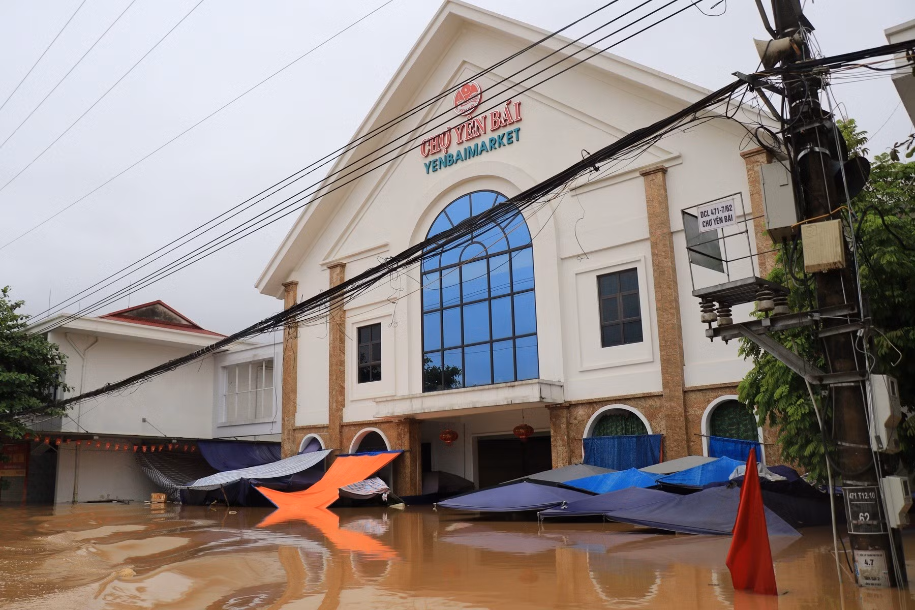 Khu vực chợ Yên Bái bị ngập sâu.