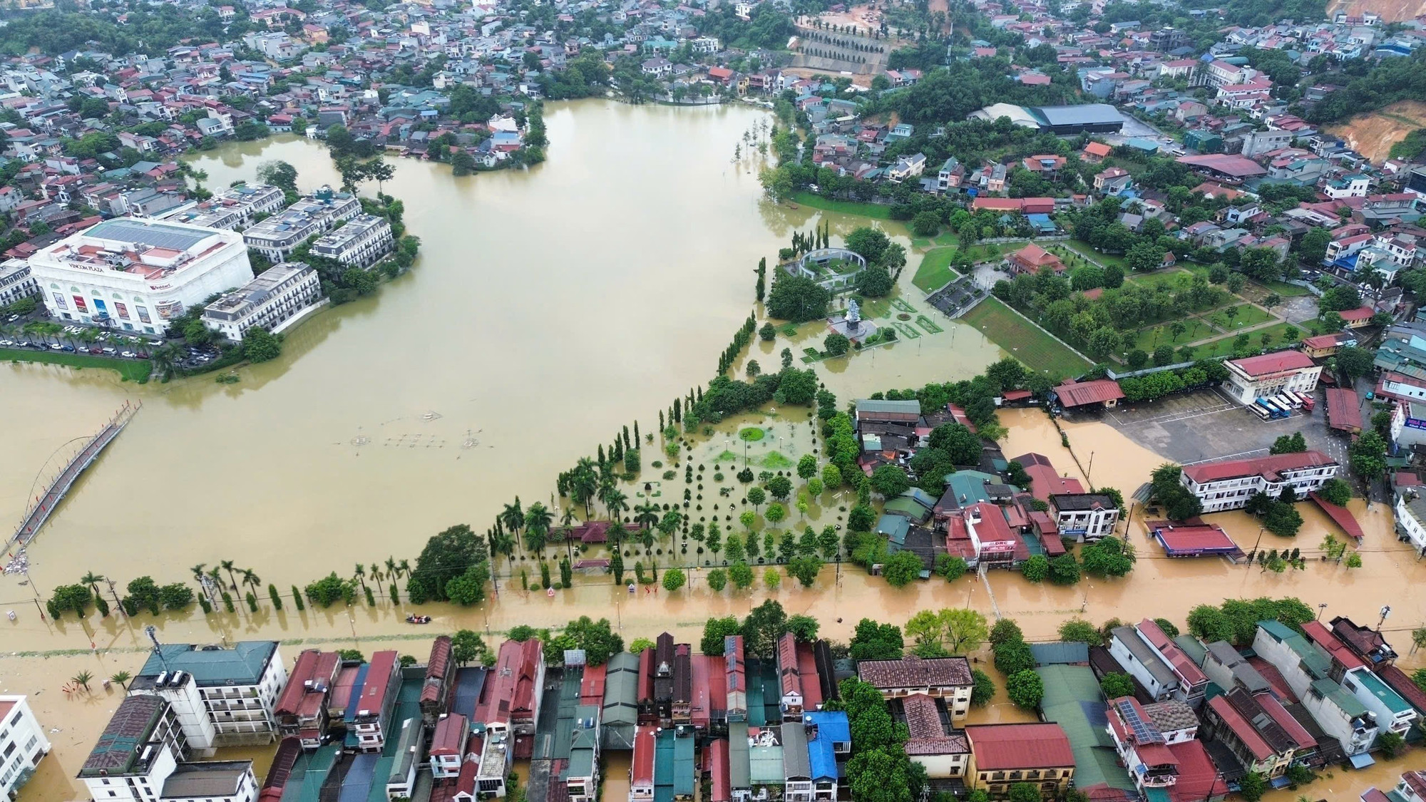 Khu vực Vincom Yên Bái chìm sâu trong biển nước. Khu vực Vincom Yên Bái chìm sâu trong biển nước.