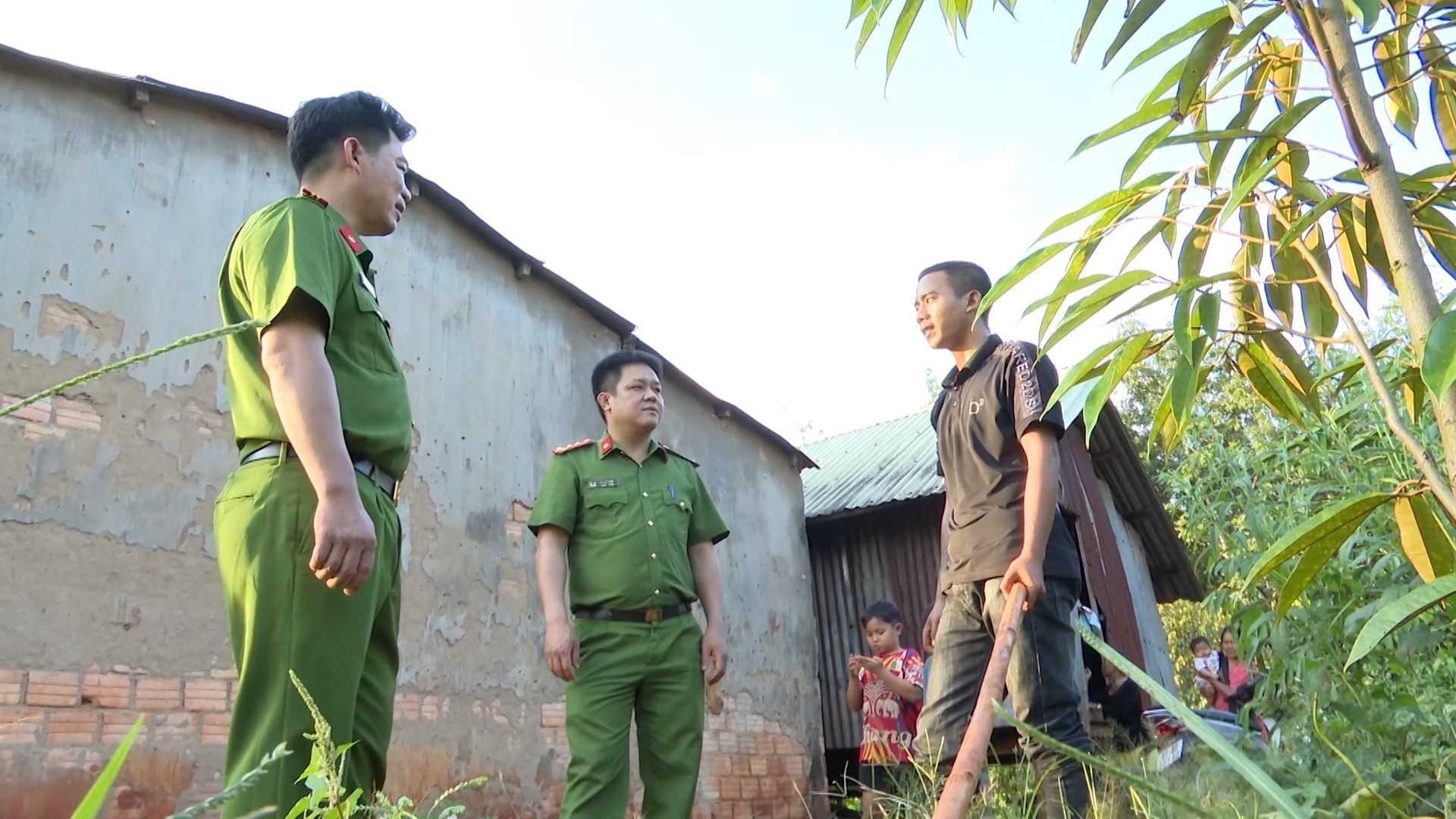 Lực lượng Công an thăm hỏi anh Puih Phú, nạn nhân bị lừa bán sang Campuchia. Ảnh: Hồng Điệp/TTXVN Lực lượng Công an thăm hỏi anh Puih Phú, nạn nhân bị lừa bán sang Campuchia. Ảnh: Hồng Điệp/TTXVN
