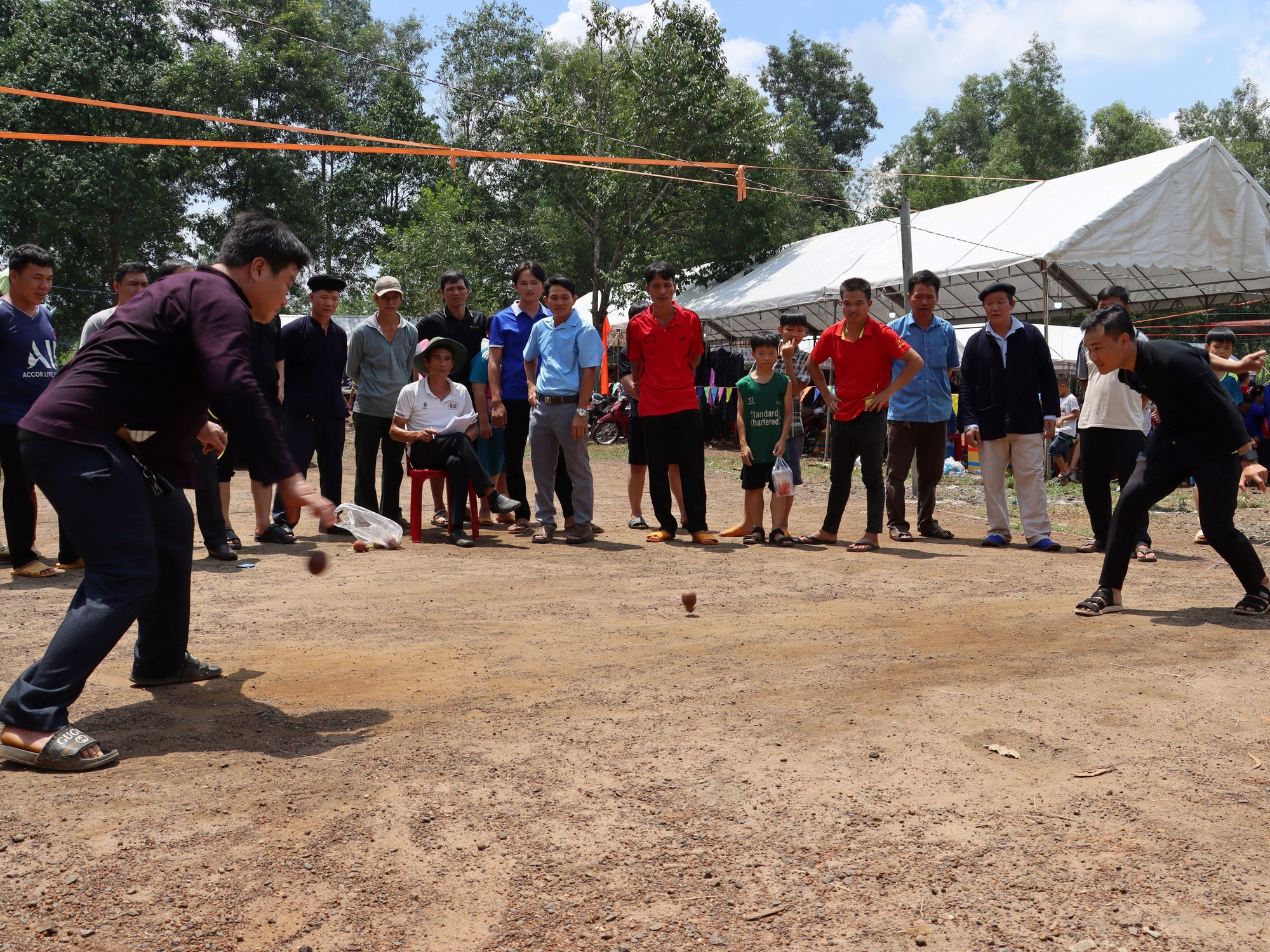 Trò chơi đấu cù tại lễ hội. Ảnh: K GỬIH/TTXVN long-tong4-176.jpg