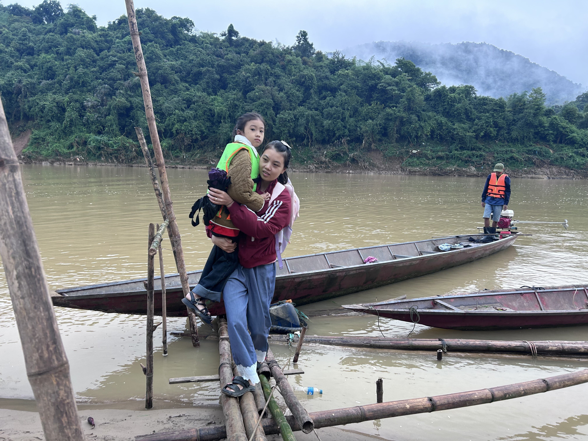 Người dân vùng bị ảnh hưởng thiên tai mong mỏi sớm có những cây cầu mới