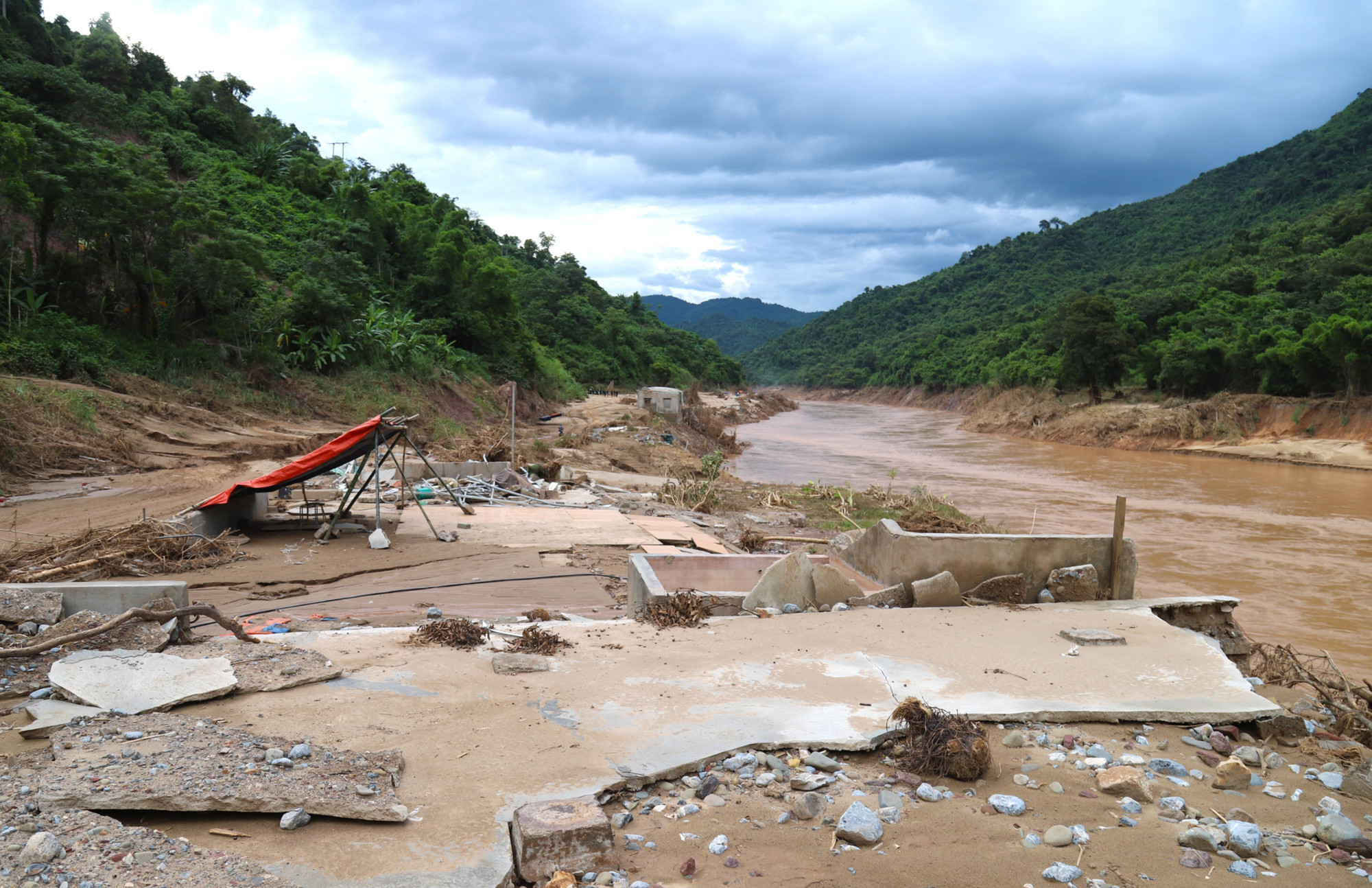 Cụm dân cư sầm uất, trù phú với nhiều nhà cửa khang trang, tập nập cảnh bán buôn, kinh doanh nằm trải dài trên Quốc lộ 16 dọc bên sông Nậm Nơn đã bị xóa sổ hoàn toàn sau khi lũ dữ càn quét qua. my-ly1-3107.jpg