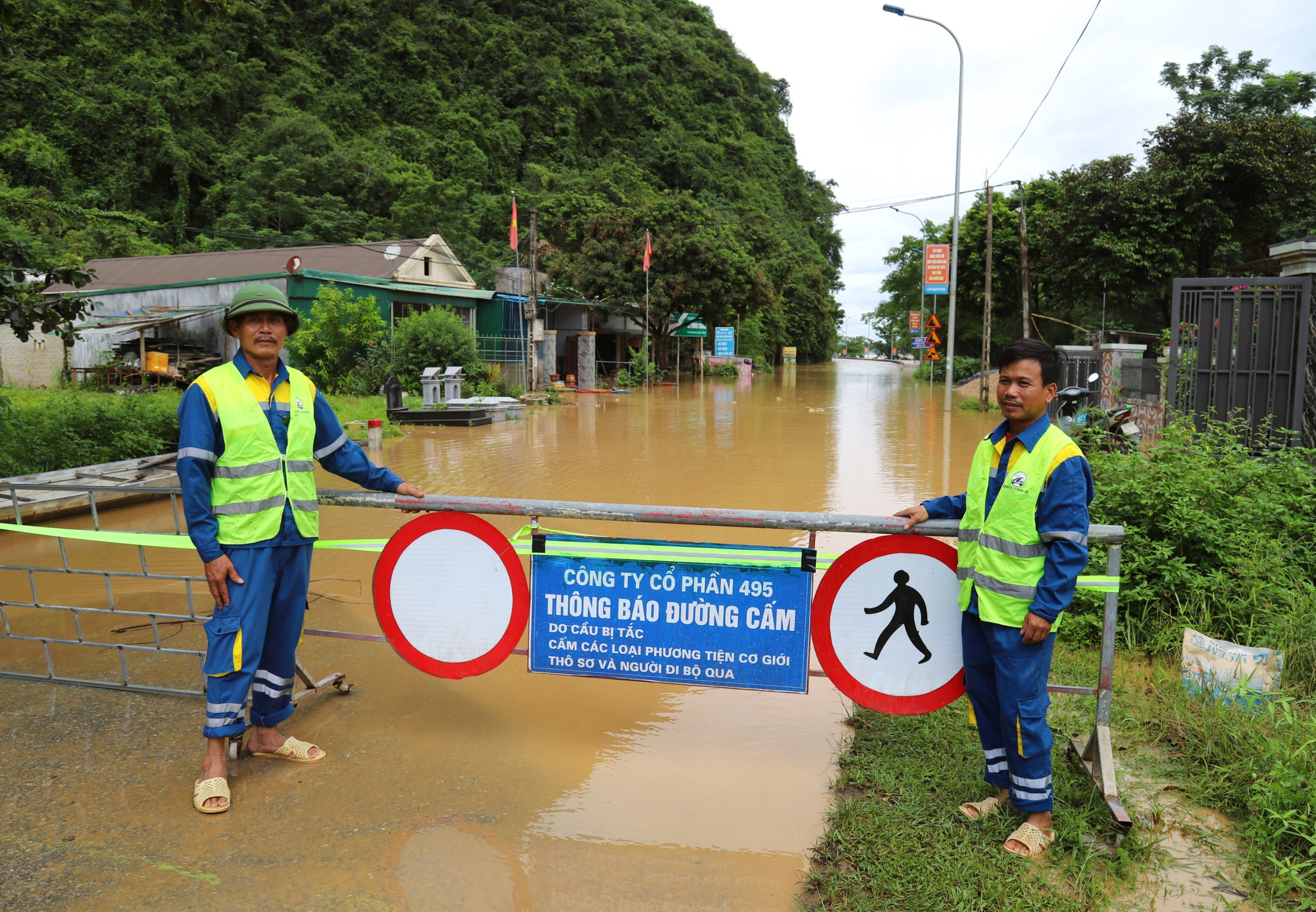 Trên tuyến quốc lộ 7 qua địa bàn xã Tương Dương, Mường Xén, Con Cuông, có nhiều điểm ngập sâu từ 1-1,5m, lực lượng chức năng phải gác trực để cấm phương tiện và người dân qua lại. nghe-an1-2307.jpg