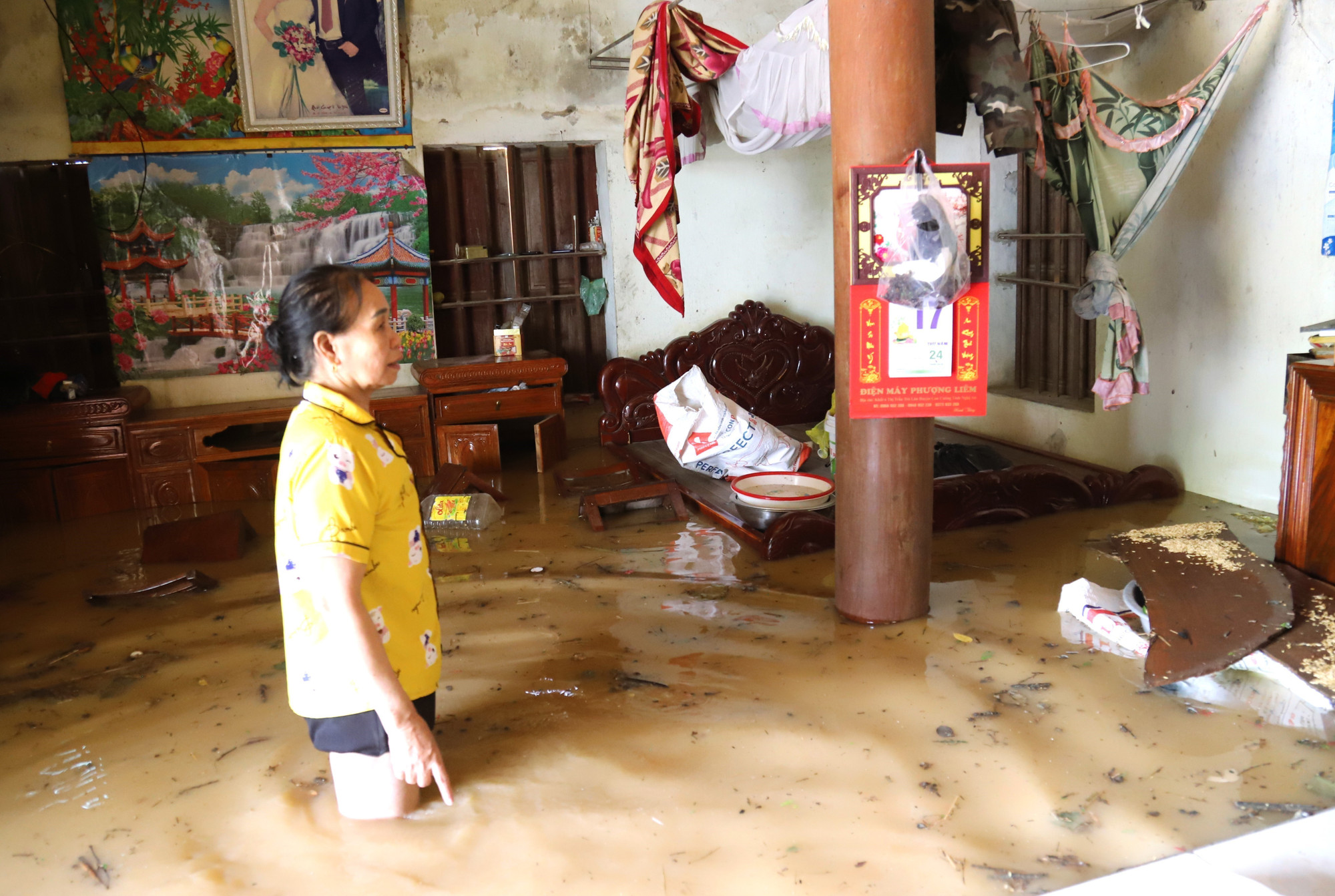Nước lũ kèm theo nhiều loại rác tràn vào nhà dân, gây hư hại nhiều đồ đạc, vật dụng. nghe-an15-2307.jpg